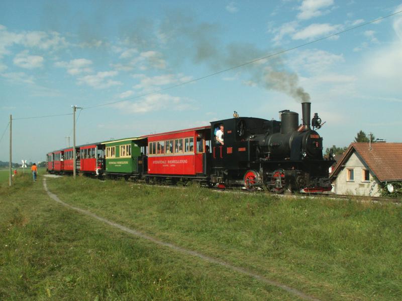 IRR Dampfzug kurz vor dem Rheinbergang zur Schweiz.Zuerst muss die Lok jedoch noch umsetzen.Lustenau-Wiesenrain 25.09.05