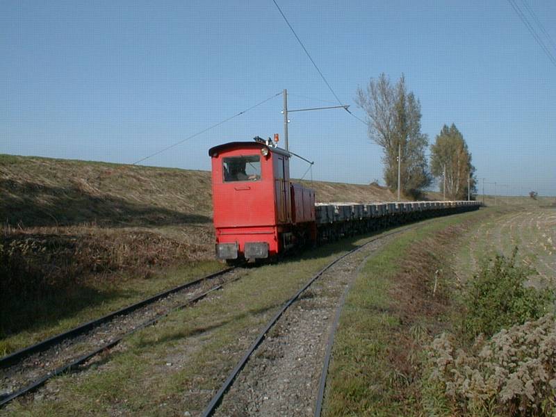 IRR,Dienstbahn,Zugseinfahrt mit Lok Urs (1949)in Koblach/Steinbruch mit Holz-Muldenkipperzug am 15.10.01(Lok fuhr abgebgelt, mit Dieselkraft)