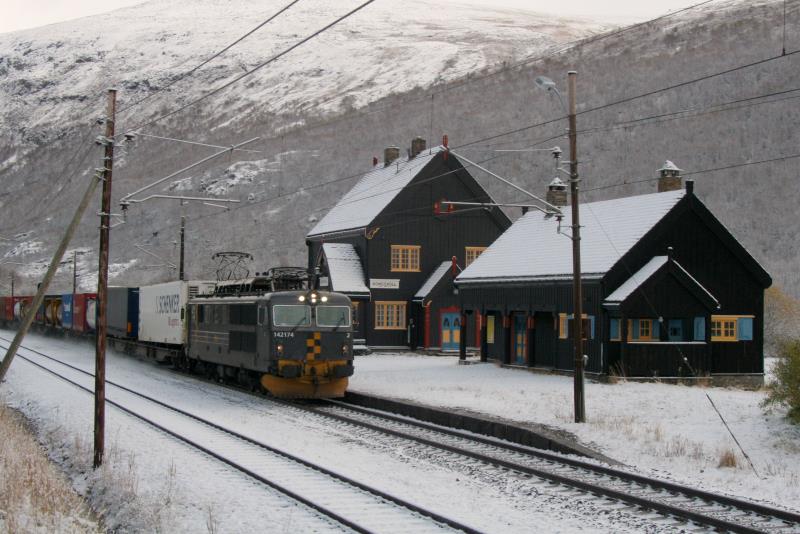 Ist das eingentlich das 1. Winterbild aus der 2. Jahreshlfte 2009 bei Bahnbilder.de? El 14.2174 passiert den Bahnhof Kongsvoll. Der Bahnhof liegt im Dovrefjell in einer Hhe von 886,55 m..d.M. Kongsvoll, 01.10.2009