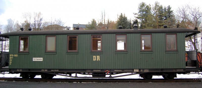 Ist es nicht toll, wie man bei der Preßnitztalbahn die alten Wagen aufbereitet hat? Hier 970-583 am 3.2.07 zum  Winterdampf  im Bf Jöhstadt.