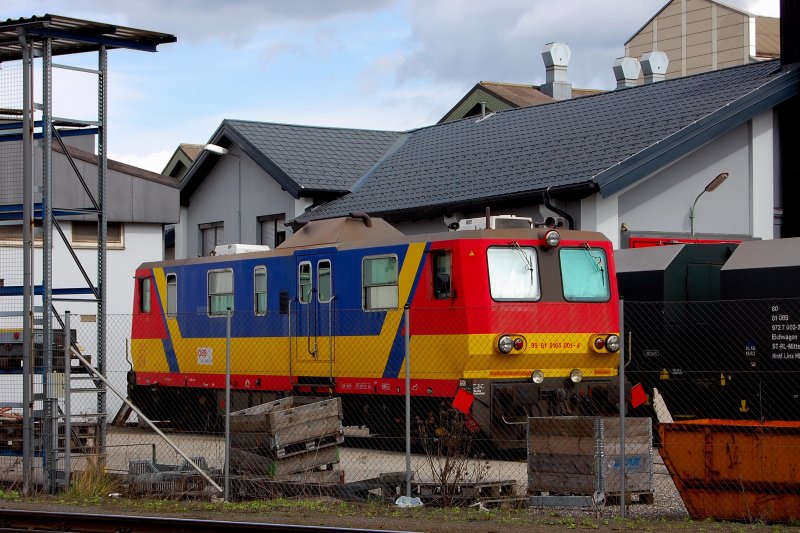 Ist das Gert so gefhrlich, da es hinter Gitter mu? 9165 001-4 der BB Rail Equipment in seinem  Kfig  in der Abstellgruppe Linz/Donau. Oder ist es historisch, da 001er Ordnungsnummer? Rechts daneben steht noch ein Eichwagenprchen.