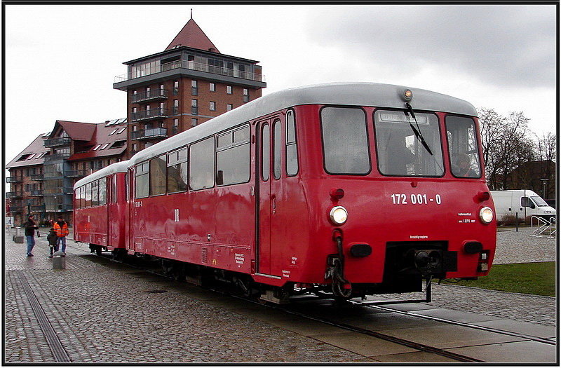 Ist ja klar. Die Ferkeltaxe macht ne Sonderfahrt und das Wetter ist beschxxx (nicht so schn). 172 001-0 Fotohalt im Neustrelitzer Stadthafen. am 29.03.08