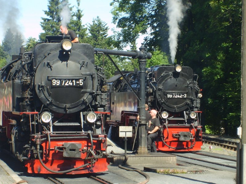 Ist das nicht ein Schnappschuss??
Die 99 7241 und ihre Nummernchwester 99 7242 stehen beide im Bahnhof Drei Annen Hohne.
Die beiden Lokfhrer fhren gerade einen Plausch, 6.8.2007 15:35