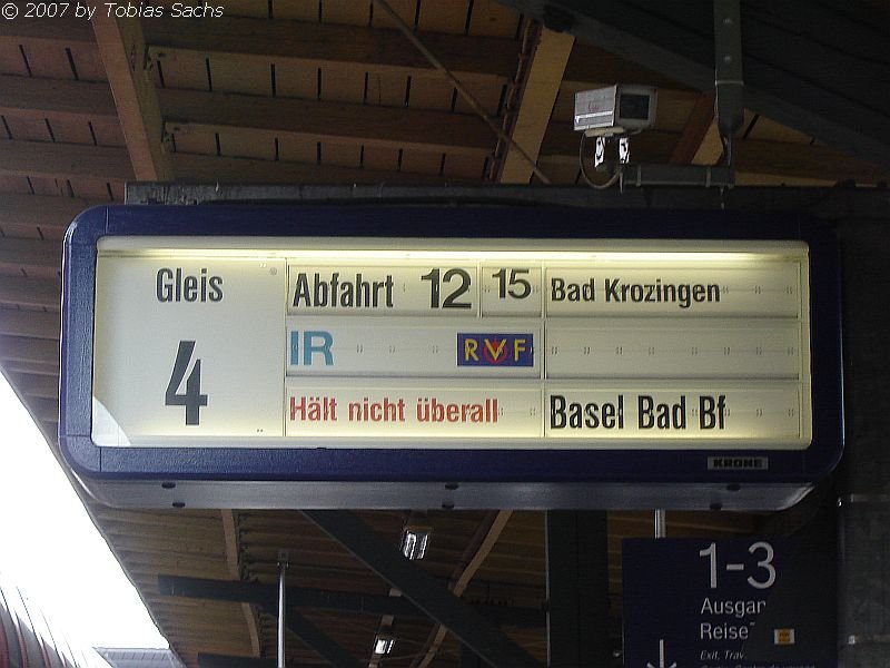 Ist der Zug wirklich ein InterRegio in Freiburg? Nein, der ist aber ein RE. Der ZugFALSCHzielanzeiger im Freiburg Hbf zeigt sich, dass man eine Verkehrverbundfahrkarte hat und mit dem InterRegio fahren kann!! Dieser InterRegio wre in Betrieb. 