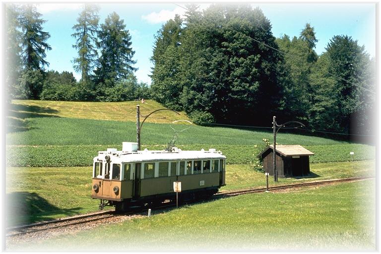 Italien/Sdtirol, Rittnerbahn,Ein Alioth Triebwagen  
beim Haltepunkt Lichtenstern.Dieser TW kam 1937 von der Dermulo-Fondo-Mendel Bahn zur Rittnerbahn.(1985)