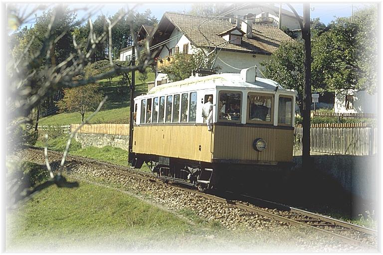 Italien/Sdtirol, SAD Rittnerbahn,zweiachsiger
Triebwagen bei Klobenstein.Heute verkehren auf 
dieser Strecke auch zwei ex.Esslinger Triebwagen
zur Entlastung der alten Garnituren (1985)