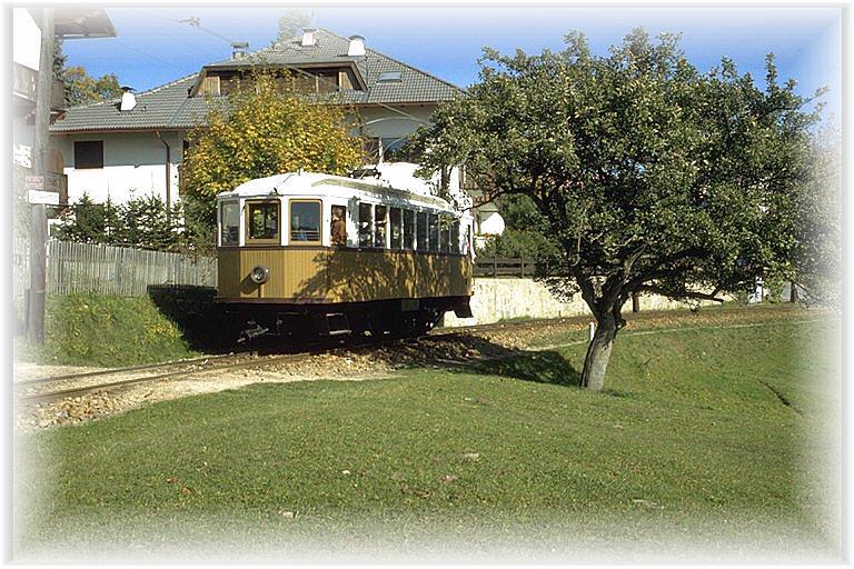 Italien/Sdtirol,Noch eine Aufnahme eines zweiachsigen Triebwagens bei Klobenstein (1985)