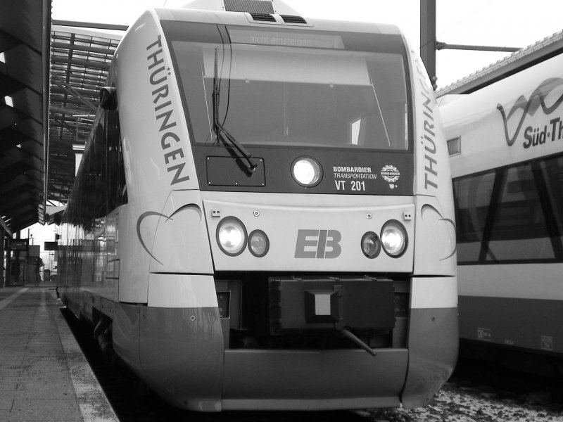 Itino der EIB steht im Winter in Erfurt Hbf.