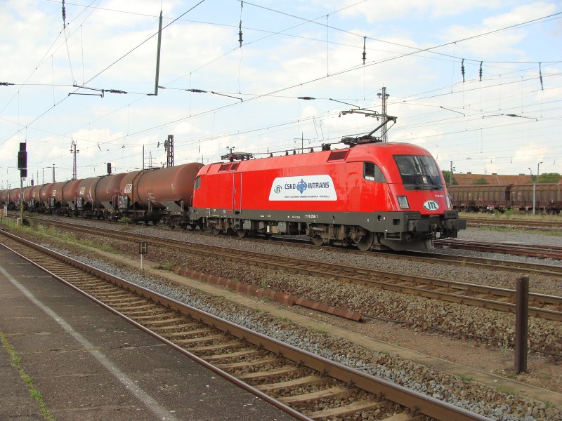 ITL 1116 235-1 mit einem Kesselwagenzug in Magdeburg-Rothensee. Kurz zuvor wurde sie von der Magdeburger Hafenbahn aus dem nicht elektrifizierten Bereich des Gterbahnhofs rangiert. Fotografiert am 07.08.2009