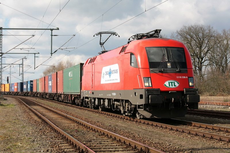 ITL 1116 236-9 zieht einen Containerzug in den Bf. Ludwigslust um einem ICE freie Fahrt zu geben. 27.03.2008