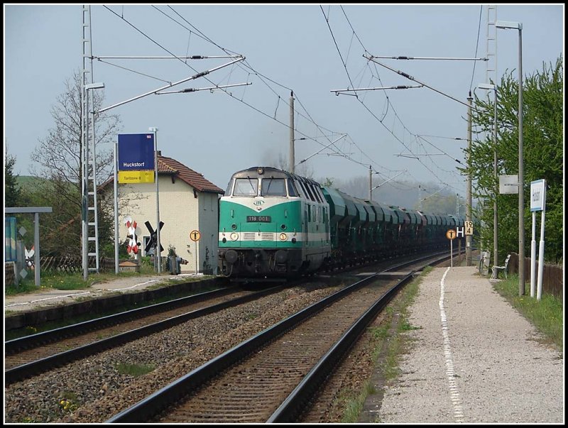 ITL 118 001 aus dem Rostocker Seehafen beim passieren des Hp Huckstorf. Ich denke das die Fuhre in Richtung Hamburg weiterging. Aufgenommen am 24.04.07
