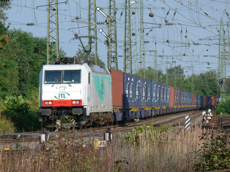ITL 186 142 zieht am spten Montagnachmittag einen langen Containerzug durch Kln-Gremberg. Aufgenommen am 17/08/2009.   