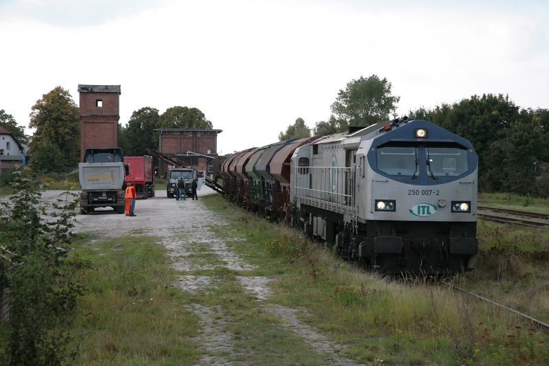 ITL 250 007-2 hat einen Gterzug mit Kalkmerkel von Rgen nach Wittenburg gebracht der hier auf der Ladestrasse entladen wird. 26.09.2008