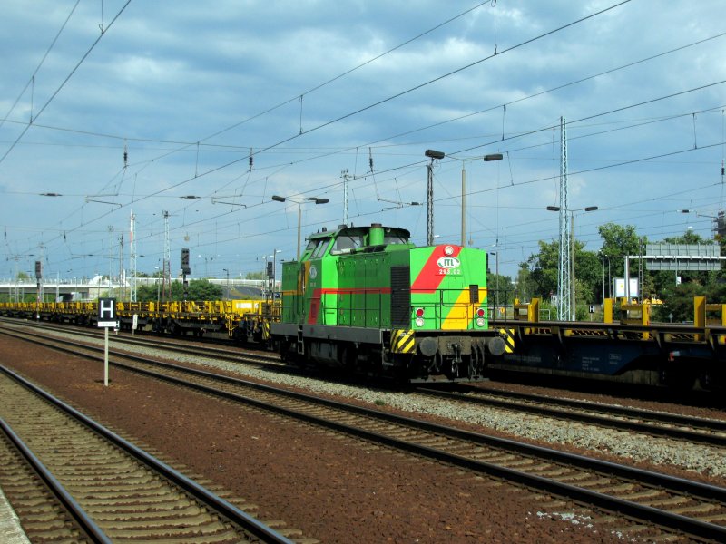 ITL 293.02 erreicht als Tfzf Berlin Schnefeld Flughafen im Hinter grund sind Wagen des Thyssen Krupp Langschienen Zuges zu sehen am 28.08.