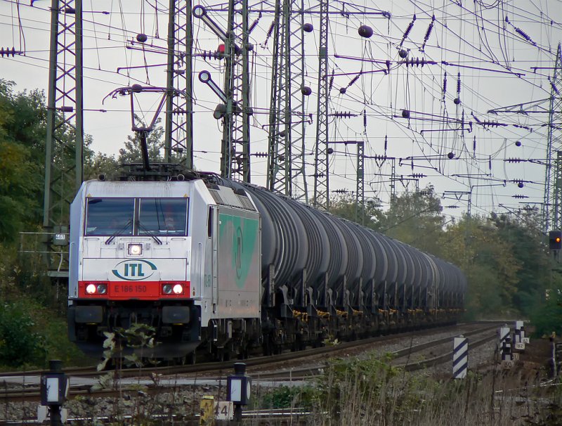 ITL E 186 150 mit einem Kesselzug , aufgenommen in Gremberg am 13.10.09