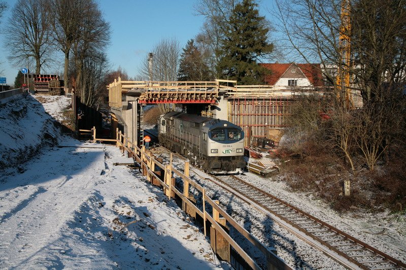 ITL kommt LZ von Wittenburg in Hagenow durch die Brckenbaustelle gefahren. 05.01.2009