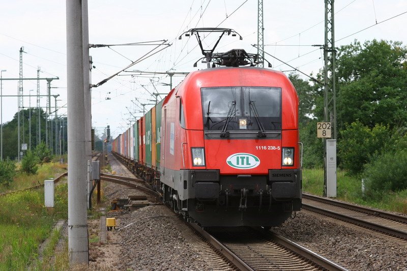 ITL mit Taurus 1116 238 zieht einen Containerzug durch Pritzier. 05.07.2007