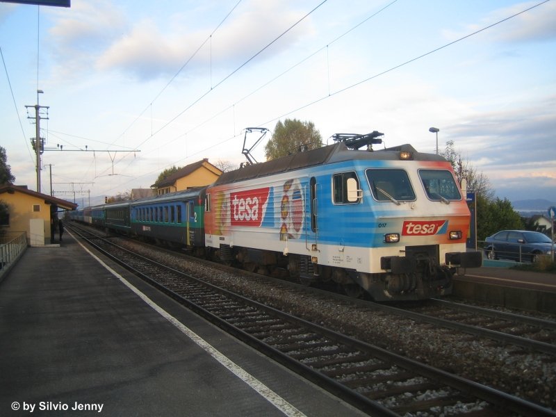 It's time to say goodbye zum 2... Die Re 446 017-6 ''tesa'' steht am 17.10.08 mit dem Enlastungszug S 18051 Zrich-Altstetten - Einsiedeln in Burghalden. Genau in der Mitte des Zuges befindet sich der EW1 Barwagen, der auf den nchsten Fahrplanwechsel aufgrund seines schlechten Allgemein Zustandes ausrangiert wird.