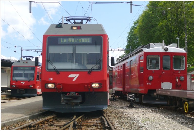 Ja hallo, wer versteckt sich denn da auf dem hintersten Gleis in Tramelan. Ein Triebwagen der Chur-Arosa-Bahn (RhB)aus der Zeit des Gleichstrombetriebes. ABe 2/6 633 nach Tavannes, ABe 2/6 631 nach Le Noirmont und Bef 4/4 642 ex RhB. (16.05.2009)