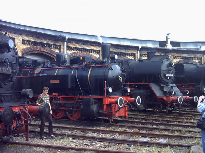 Ja, der Lokschuppen im BW Sch�neweide war am Wochenende des 20. und 21.08.05 au�ergew�hnlich gut besetzt. Unteranderem war eine 74er, eine 52er mit Steifrahmentender, eine Dampflok der Berliner Eisenbahnfreunde und zahlreich Kleinlok�s wie V22 und K� und Co. 