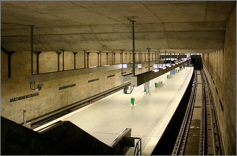 Jakobinenstraße, Linie U1 (1982) -

Der erste unterirdische Bahnhof in Fürth. Die räumliche Wirkung ist auf Grund der hohen Decke und der fehlenden Stützen sehr weit. Für die Wände wurde Sandstein verwendet, während bei der gefalteten Decke der Sichtbeton sichtbar  belassen wurde.

04.03.2006 (M) 