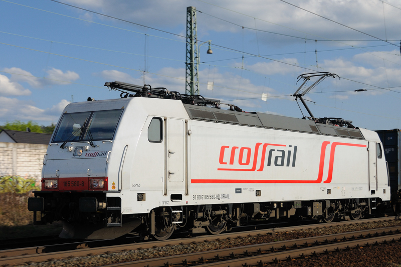  Jana , die weisse Alternative: 185 580-8  Crossrail  kurz vor Auerbach an der Bergstrasse. Eine nette Eigenart, dass  Crossrail  den weissen Loks Namen spendiert.. (Mai 2009).