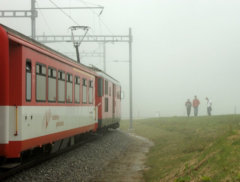 Jan,Silvan und Stefan warten auf die Abfahrt des Zuges 847 am Oberalppass.  