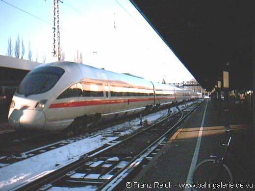 Januar 2002: Ein ICE-TD Doppel aus Zrich bei der Einfahrt in Lindau Hbf. Nach 7 mentigem Halt wird die Fahrt nach Mnchen fortgesetzt.