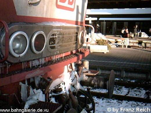 Januar 2002: Gerade ist eine 218 mit einem RegionalExpress aus Kempten in Lindau Hbf eingefahren. Es war ein sehr kalter Tag, wie man an den Vereisungen nur unschwer erkennnen kann.