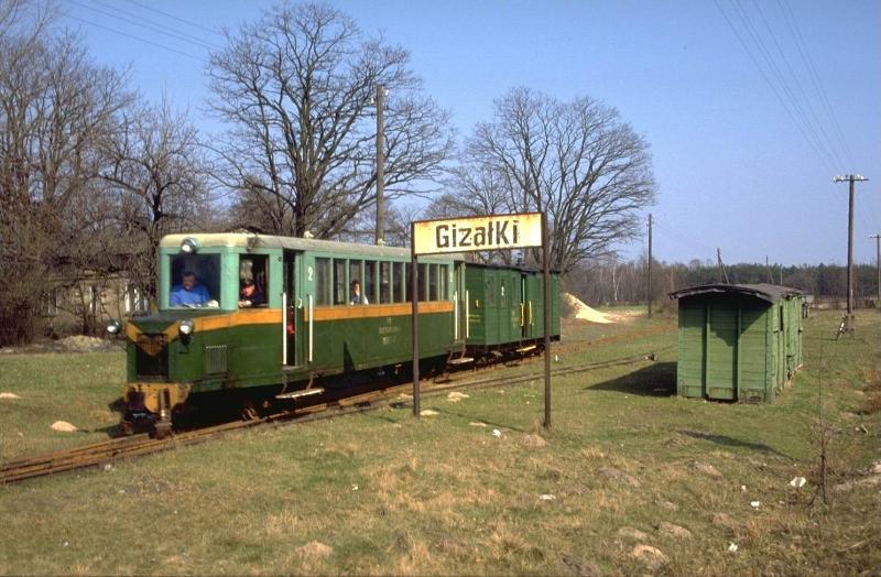 Jarociner Kreisbahn. Unser  VT Baujahr 1934,beim Halt in Gizalki.Es ist wirklich schade,das es diese Kleinbahn seit 1992 nicht mehr gibt.Eine Dampflok,die auch einmal auf dieser Strecke fuhr,ist jetzt in der Schweiz bei der Schinznacher Baumschulenbahn zu Hause.Mrz 1991 (Archiv P.Walter)
