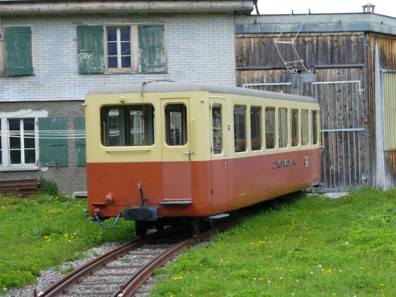 JB - Abgestellet Steuerwagen Bt 27 hinter der alten Einstellhalle auf der Kleinen Scheidegg am 16.06.2007