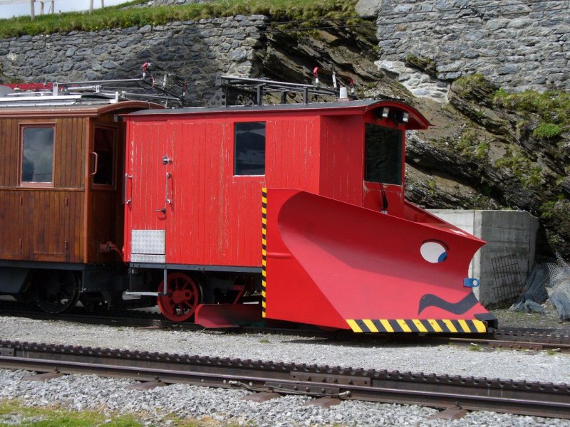 JB - Abgestellter Schneepflug vor der Werksttte bei der Haltestelle Eigergletscher am 16.06.2007