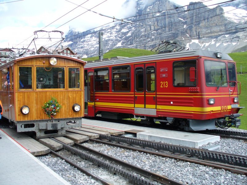 JB - Nostalgie E - Lok He 2/2  11 der ROWAN Komp. im Bahnhof der Kleinen Scheidegg neben dem Beh 4/8 213 am 16.06.2007