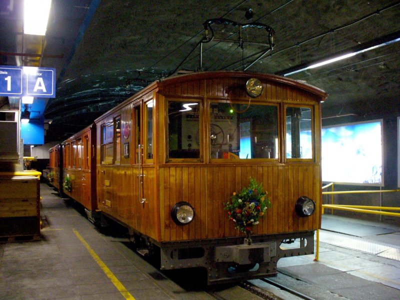 JB - Nostalgie E - Lok He 2/2  11 der ROWAN Komp. im Bahnhof Jungfraujoch am 16.06.2007