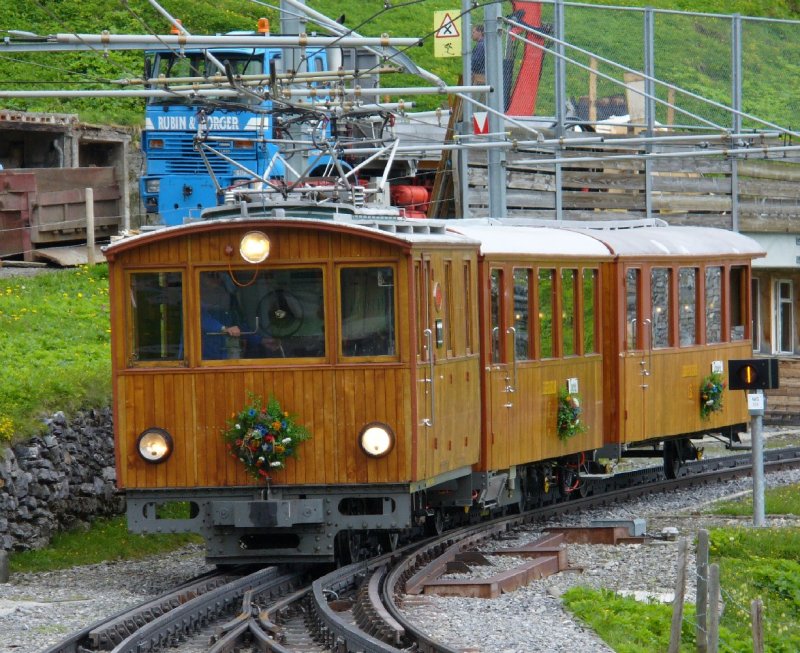 JB - Nostalgie Zug bei der einfahrt im Bahnhof der Kleinen Scheidegg am 16.06.2007