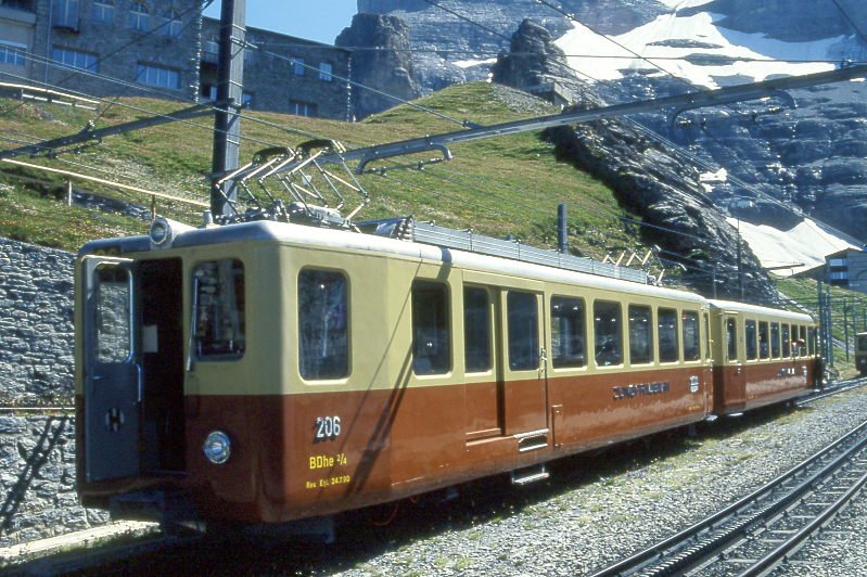 JB - Regionalzug 546a von Jungfraujoch nach Kleine Scheidegg am 03.08.1994 in Eigerglescher mit Triebwagen BDhe 4/4 206 - Bt 30 - Hinweis: gescanntes Dia
