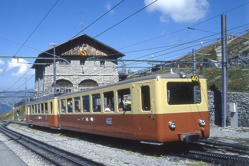 JB - Regionalzug 546b von Jungfraujoch nach Kleine Scheidegg am 03.08.1994 in Eigerglescher mit Triebwagen BDhe 4/4 210 - Bt 34 - Hinweis: Rckansicht,  gescanntes Dia
