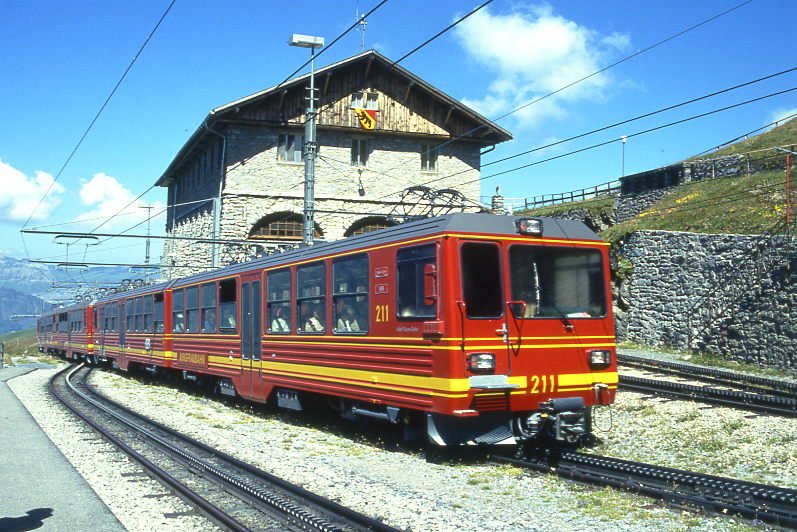 JB - Regionalzug 546c von Jungfraujoch nach Kleine Scheidegg am 03.08.1994 Ausfahrt Eigerglescher mit Zahnrad-Doppeltriebwagen BDhe 4/8 213 - BDhe 4/8 211 - Hinweis: Rckansicht, gescanntes Dia

