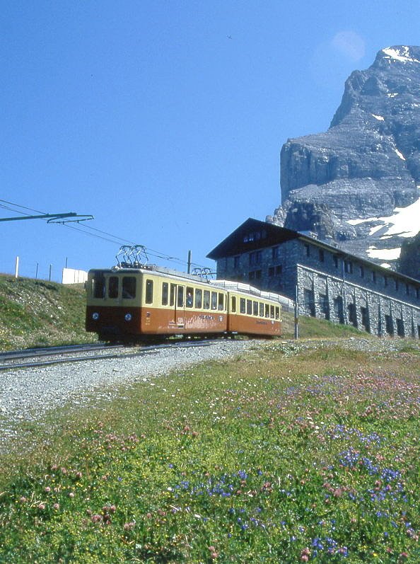JB - Regionalzug 548a von Jungfraujoch nach Kleine Scheidegg am 03.08.1994 kurz nach Eigerglescher mit Triebwagen BDhe 4/4 201 - Bt 25 - Hinweis: Blick Werksttte,  gescanntes Dia
