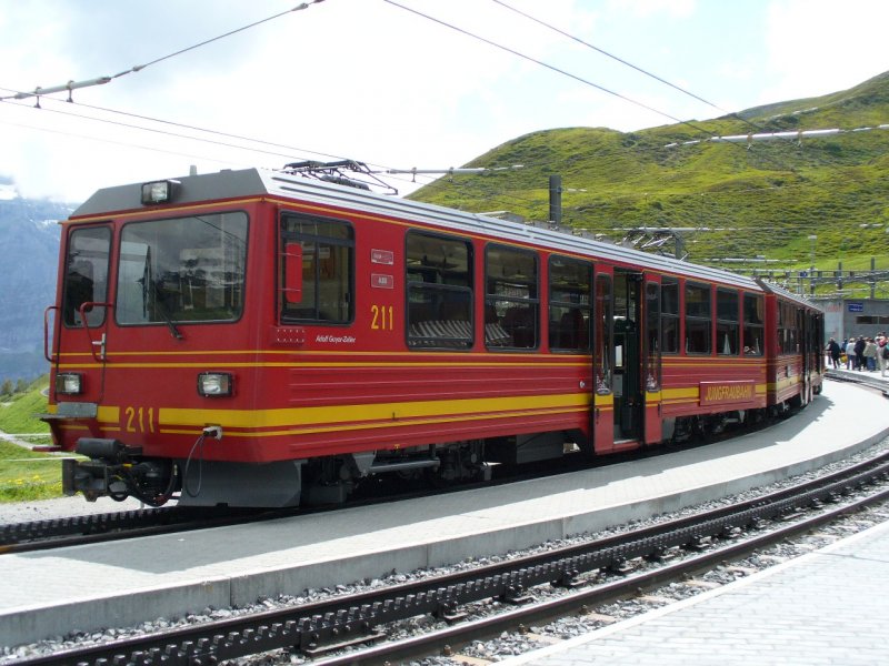 JB - Zahnradtriebwagen Beh4/8  211 im Bahnhof der Kleinen Scheidegg am 16.06.2007