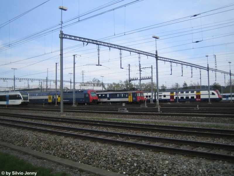 Je ein Vertreter des S-Bahn Verkehrs rund um Winterthur ist auf diesem Bild zu finden. V.l.n.r. Thurbo GTW RABe 526 760-4, DPZ Re 450 092-2  Wila , RBe 540 012-2 und ein DTZ am 11.4.09 in der UA Oberwinterthur.