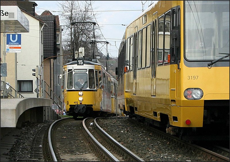 Jedem seine Spurweite - 

Begegnung zweier Generationen Stuttgarter Nahverkehr in Zuffenhausen an der Haltestelle Hohensteinstraße. 

04.04.2006 (M)