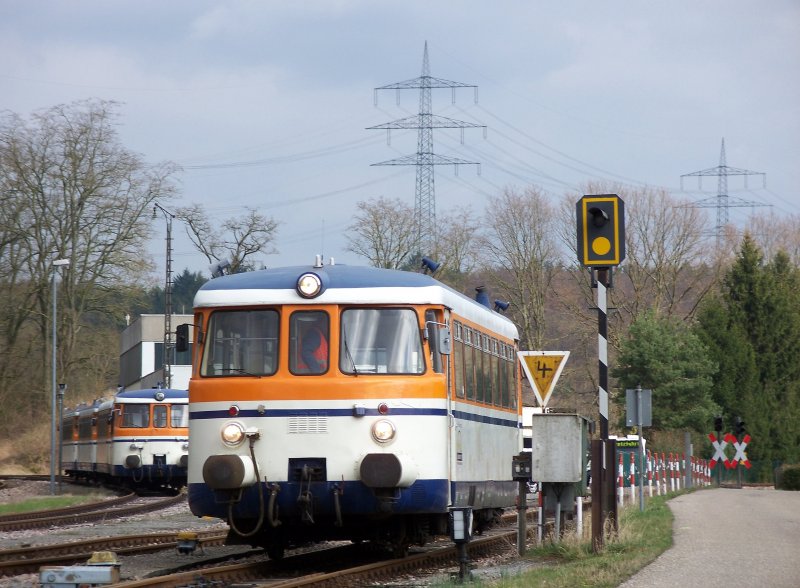 Jeden Werktag um 14:04 kann ein Lokfhrer der SWEG sagen:  Ich habe Feierabend . Die Schicht auf der Hffenhardter Strecke geht nur 2 1/2 Stunden und umfasst nur 2 Zugpaare. Danach herrscht im Krebsbachtal wieder Ruhe. Am 17.03.08 war es die Aufgabe des 1966 gebauten MAN VT 27 die beiden Hffenhardter Zugpaare zu fahren. Nun rangiert der Zug in das BW Bernau und gesellt sich zu seinen Brdern VT26, VT9 sowie den beiden Steuerwagen VS51 und VS 142. Whrenddessen pendelt den ganzen Tag der VT 120 vom Typ NE 81 zwischen Meckesheim und Aglasterhausen.