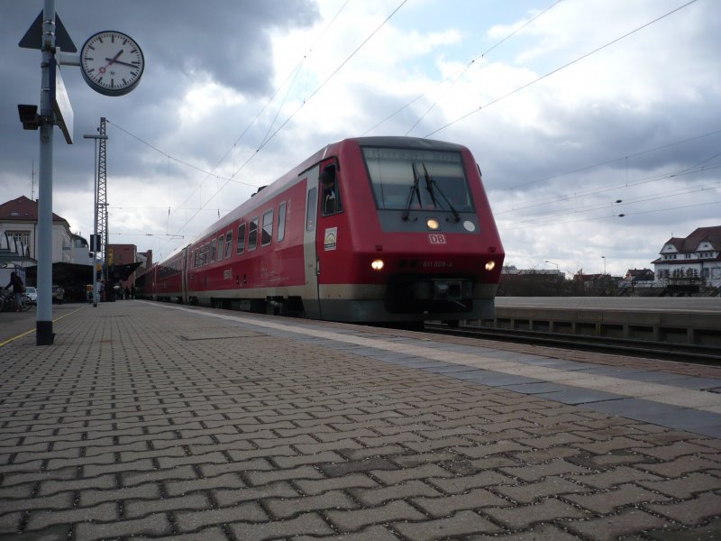 Jetzt ist es aber h�chste Eisenbahn...  
Der IRE muss seine 10 Minuten Versp�tung wieder aufholen, denn die Fernverkehrsz�ge warten in Stuttgart nicht mehr. Wenn die Fahrt ohne Probleme weiter verl�uft, erreicht der Regionalzug sein Ziel Hbf in ca. 32 Minuten. Die planm��ige Ankunftszeit in Stuttgart w�re um 13.43 Uhr. (Reutlingen, den 11.02.09)