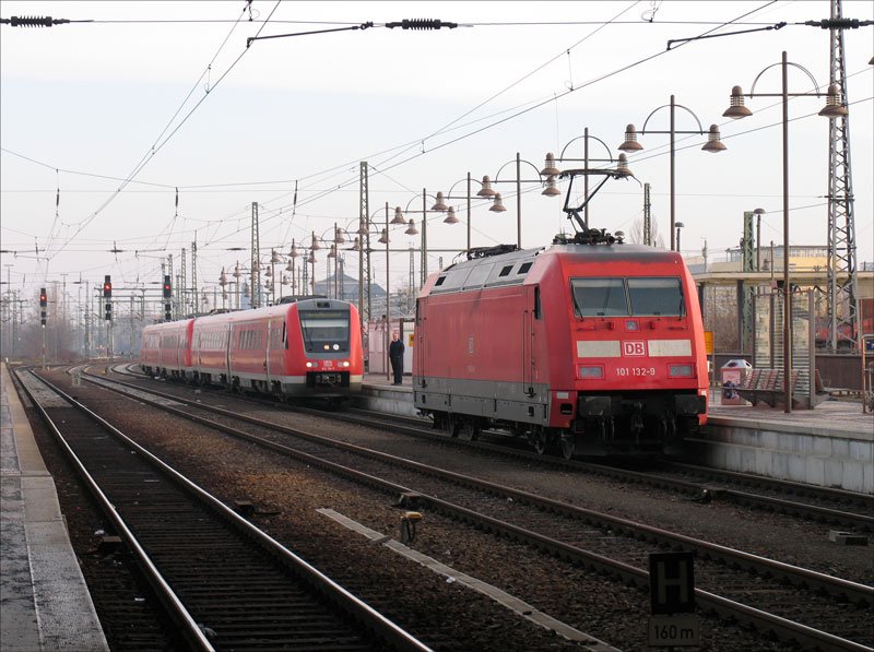 Jetzt fhrt 101 132 - warum auch immer ohne Spitzensignal ! - zu ihrer Warteposition bis sie den EC 172 von Wien zur Weiterfahrt nach Hamburg-Altona bernimmt. Die beiden Regioswinger 612 110 + 627 werden, wenn das Gleis 17 frei ist, als RE 17029 nach Liberec (Reichenberg) abfahren; Dresden Hbf., 14.01.2008
