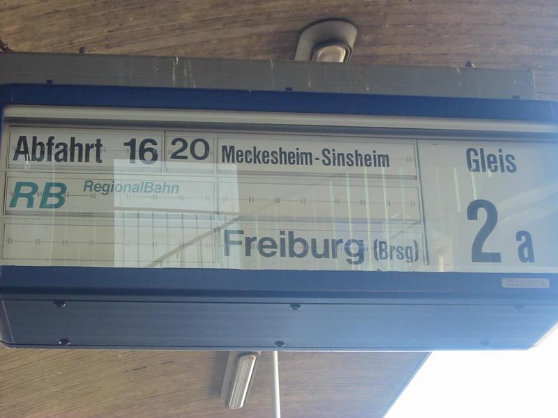 Jetzt fhrt die RB pltzlich nach Freiburg undf nicht mehr nach Eppingen. Eindeutiger Falschanzeiger. Gleis 2 in Heidelberg Hbf.