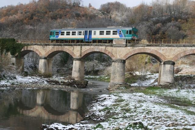 Jetzt folgt fnfmal ALn 663 1133. Nicht weil der so schn ist, sondern weil es das einzige Fahrzeug war, was heute Nachmittag zwischen Avellino und Benevento pendelte.
Um 12.51 Uhr berquerte er auf dem Weg nach Avellino die Brcke ber den Sboto; 15.12.2007