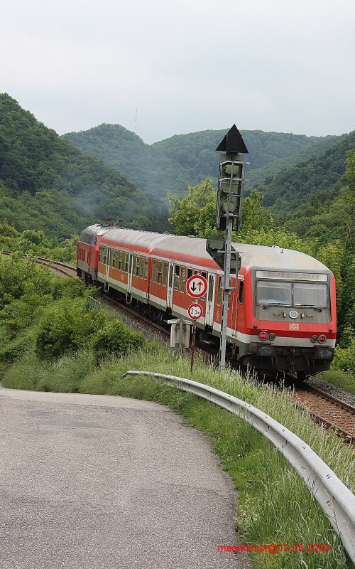 Jetzt geht es in die  Berge . BR 218 412-5 zieht am 13.05.2009 mit voller Kraft den RB 12617 die Bergstrecke nach Buchholz hinauf. 