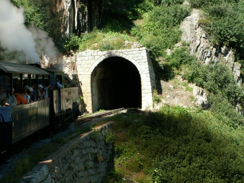 Jetzt geht es in Richtung Furka.Einfahrt in den ersten von drei Alt-Senntumstafel Tunnels.Die nchste Station ist Tiefenbach,1648m .M. 14.07.05