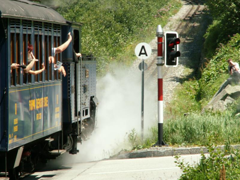 Jetzt geht es wieder bergauf in Richtung Furka und Realp.Hier
die Ausfahrt aus Gletsch.Die A-Tafel zeigt den Beginn des Zahnstangenabschnitts an.Gletsch 14.07.05